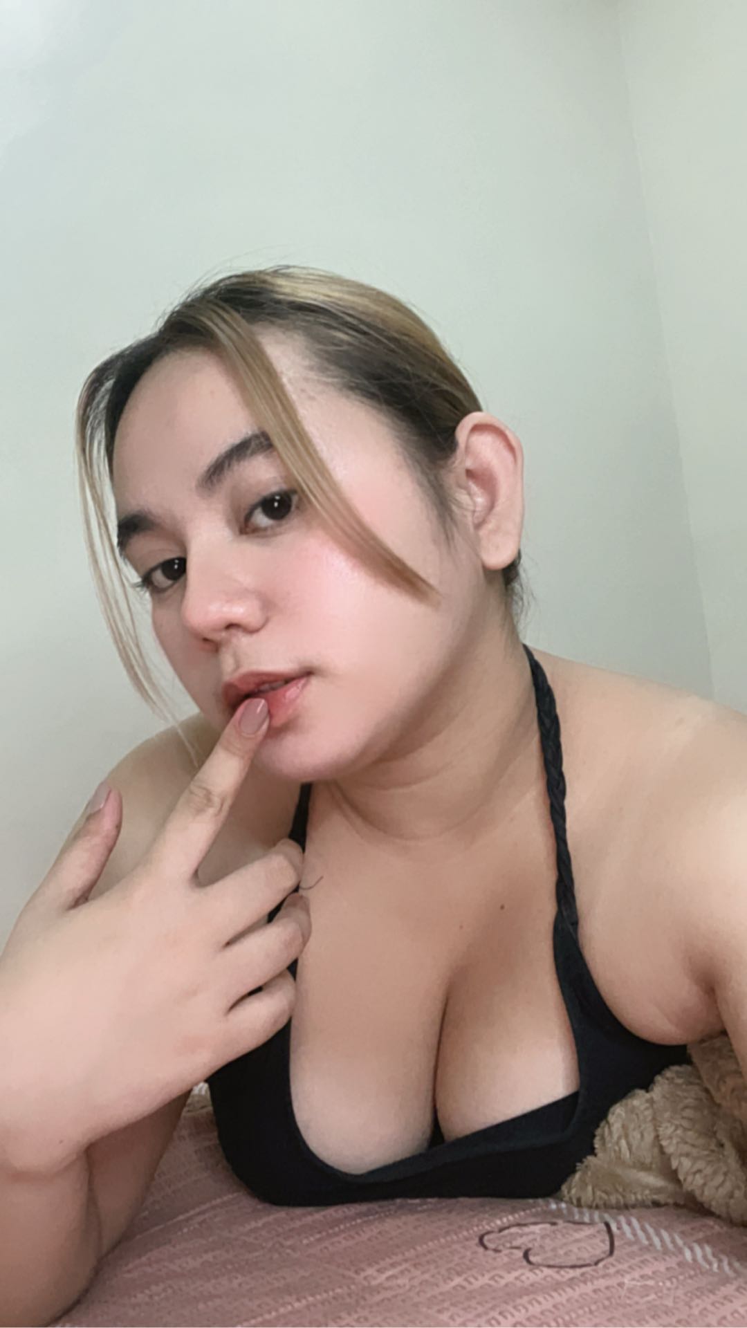 Dolce, a SoulCrush host from Philippines, on live video chat